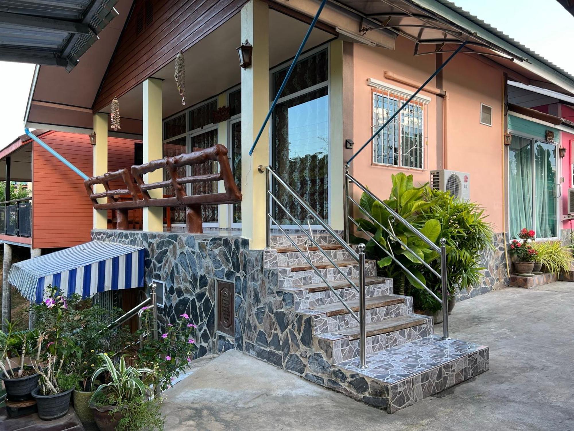 Tassana House Hotel Khao Kho Bagian luar foto